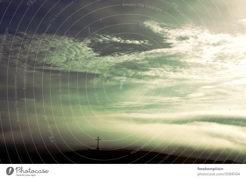 Kreuz auf einem Hügel in Nebel, Wolken und diffusem Licht Nebelstimmung Morgennebel Landschaft Nebelschleier Stimmung Morgendämmerung christlich Wetter