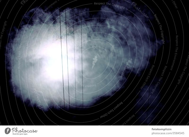 vier Linien einer Stromleitung vor heller Wolke und dunklem schwarzblauen Himmel Stromtransport Kabel Parallelen Hochspannungsleitung Elektrizität Leitung