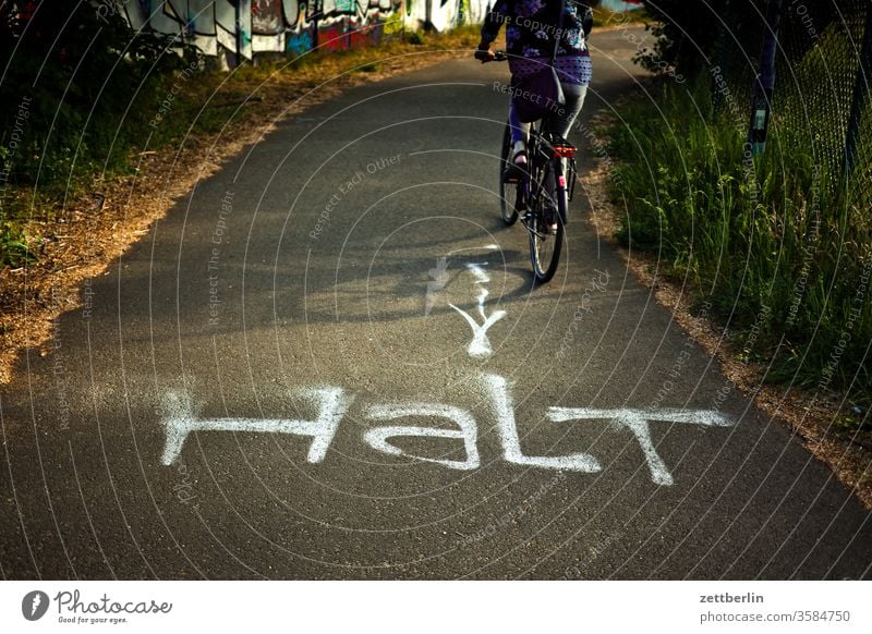 Radfahrer, nicht haltend stop straße weg verbot fahrbahnmarkierung orientierung abbiegen asphalt ecke hinweis kante kurve linie links navi navigation pfeil