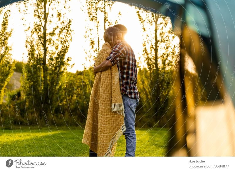 Aufwachen an einem besonderen Ort Paar Liebe Umarmung kuscheln sich[Akk] entspannen Sonnenuntergang Natur Camping Zelt Lager warm Decke gemütlich Abenteuer