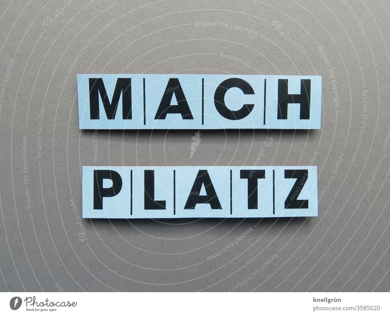 MACH PLATZ Platz egoistisch rücksichtslos auffordern Schriftzeichen Platz machen Buchstaben Wort Typographie Text Gesellschaft (Soziologie) Satz