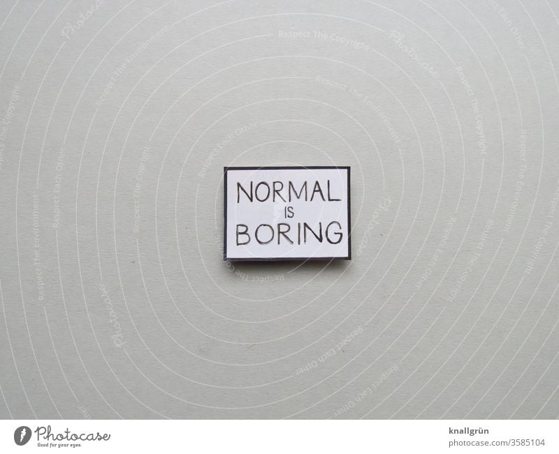 Normal is boring Langeweile normal Mensch trist Gefühle gelangweilt öde Buchstaben Wort Satz Schriftzeichen Nahaufnahme Kommunikation Sprache Typographie Text