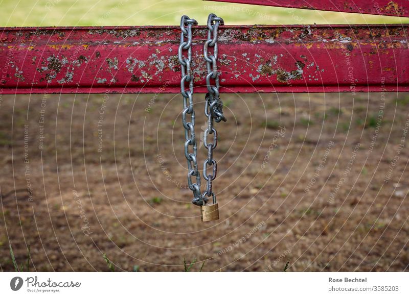 Absperrung Schranke Kette Metall Schloss Vorhängeschloss Metallkette Außenaufnahme Sicherheit Menschenleer Rost geschlossen Detailaufnahme Nahaufnahme Farbfoto