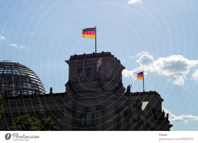 Reichstag Berlin mit Kuppel und Flaggen Reichstagskuppel Reichstagsgebäude Regierung Architektur Hauptstadt Deutsche Flagge Regierungssitz Fahne Textfreiraum