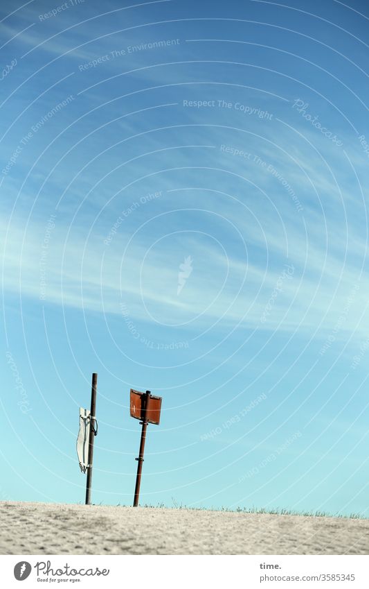 Deichwache metall himmel sonnig deich schild steine weg deichweg wolken Hinweisschilder Markierung windschief zwei aufpassen Verhaltensregeln stehen