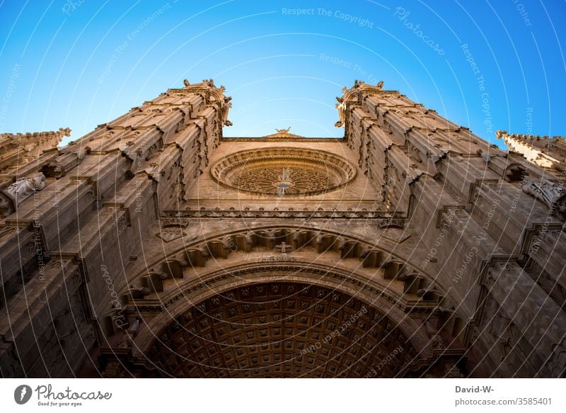 Kirche von unten Gotteshaus Glaube Religion & Glaube Dom Sehenswürdigkeit Menschenleer Architektur Himmel Außenaufnahme Farbfoto Tag Christentum Wahrzeichen