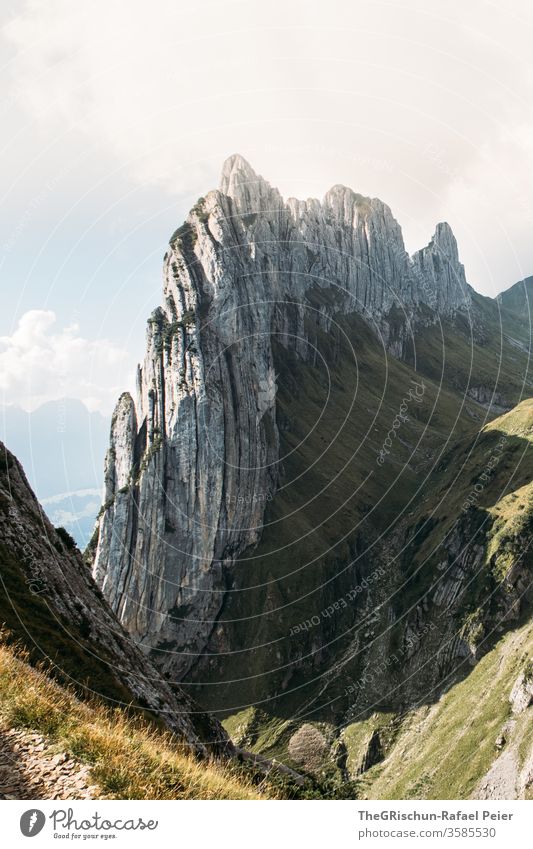 Bergkette in den schweizer Alpen - Saxer lücke Berge u. Gebirge Felsformation Schweiz wandern Natur Felsen Landschaft Wolken Aussicht Menschenleer imposant hoch