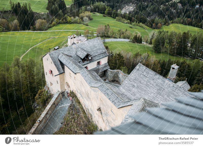 Schloss von Oben mit Wald im Hintergrund Tarasp Scuol Gebäude Burg oder Schloss Farbfoto Architektur Sehenswürdigkeit Bauwerk historisch Wahrzeichen Schweiz