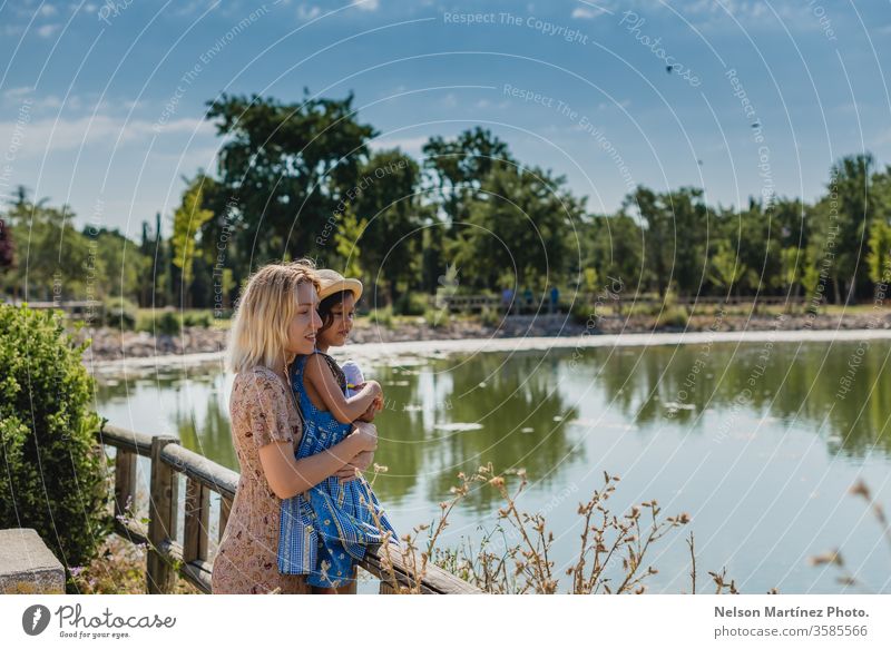 Mutter und Tochter genießen im Sommer eine schöne Zeit in einem See. Abenteuer Camping Ferien & Urlaub & Reisen Außenaufnahme Natur Landschaft Erholung