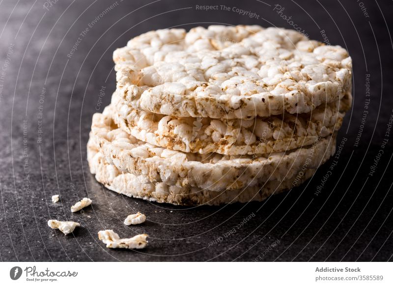 Haufen Puffreiskuchen Bäckerei Biskuit schwarz Kuchen knackig Dessert Diät trocknen Lebensmittel frisch Gesundheit Ernährung Gebäck vorbereitet gepufft Reis