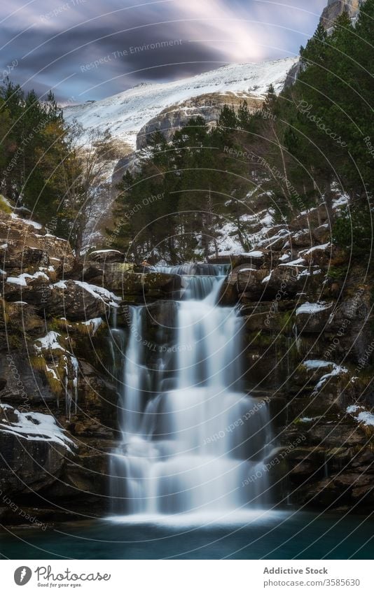 Gebirgsbach fließt durch Berghänge Landschaft Wasserfall Schnee kalt Eis Ansicht erstaunlich Wald Berge u. Gebirge Felsen unglaublich Winter Stein Stern