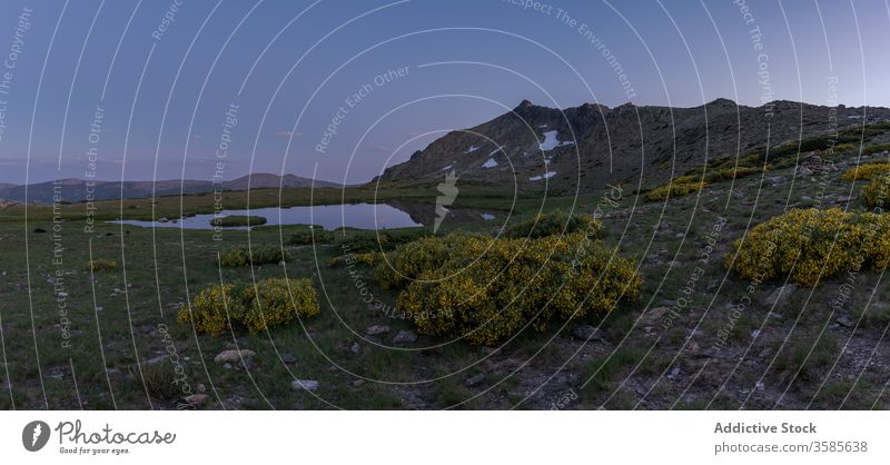 Ruhige Berglandschaft mit grünen Pflanzen auf dem Hügel Tal Berge u. Gebirge Herbst Natur Saison Teich Buchse ruhig Abenddämmerung friedlich Ansicht Windstille