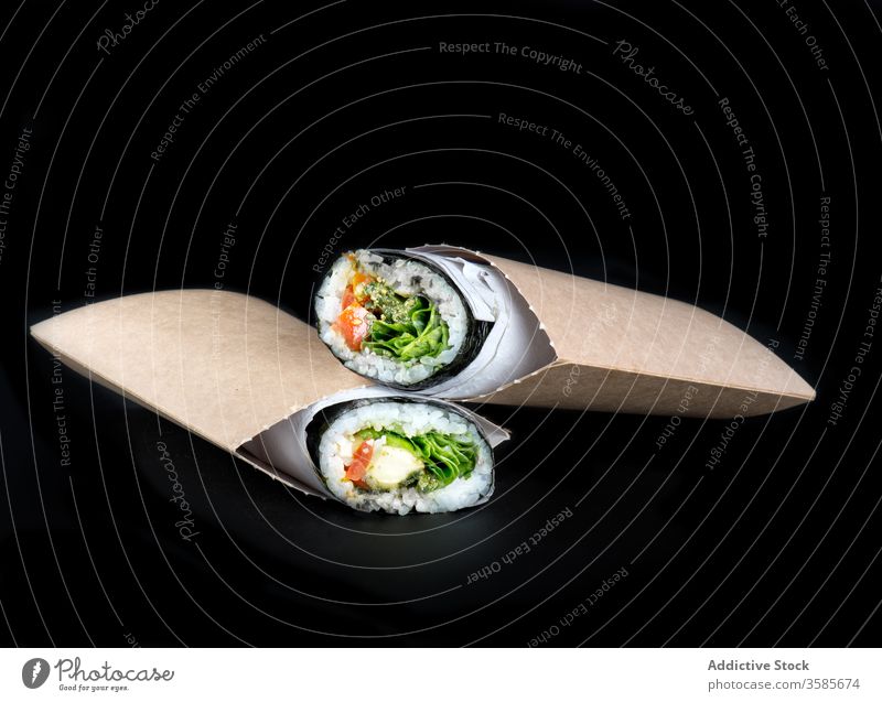 Sushi-Burritos auf schwarzem Hintergrund burrito Lebensmittel Snack Tradition typisch geschmackvoll lecker Mahlzeit authentisch Küche Amuse-Gueule dienen