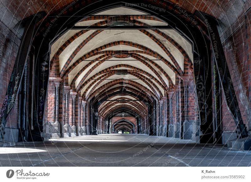 Oberbaumbrücke, Friedrichshain / Kreuzberg, Berlin Architektur bogen eingang bejahrt kirche innenausstattung gebäude abtei kloster gothic dom kreuzgang arkaden