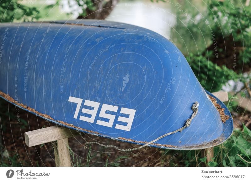 Blaues kleines Boot liegt auf Böcken am Rande der Havel blau Bug Leine Bock aufbocken liegen Ufer Fluss Wasser Wasserfahrzeug alt Form abgerundet