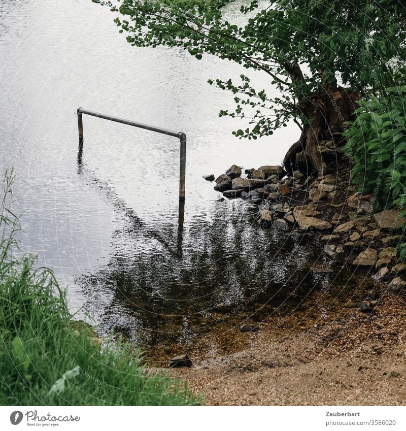 Kleine Bucht an der Havel mit Geländer für die Badenden klein Strand Kies Steine Wasser Gras Bäume schwimmen Schwimmen & Baden Sand Erholung privat Spiegelung