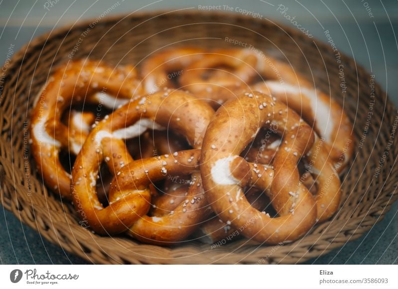 Leckere Brezen in einem Körbchen beim Bäcker Gebäck bayerisch lecker Laugengebäck Picknick backen Teigwaren Backwaren Bäckerei Kohlenhydrate Lebensmittel frisch