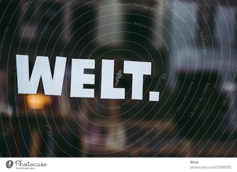 Das Wort Welt auf einem Schaufenster geschrieben Global Spiegelung Weltgemeinschaft Schriftzug Text Geschäft retten