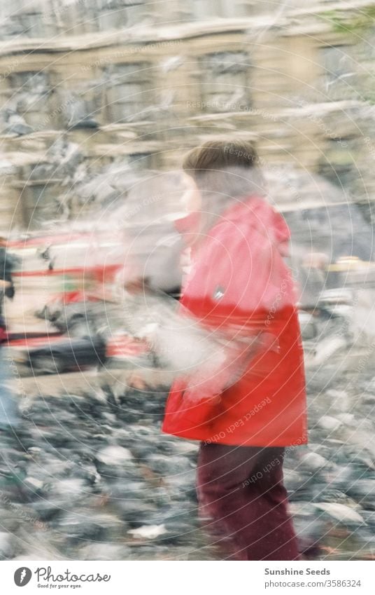 Junges Mädchen spielt mit Tauben auf dem Trafalgar Square Spielen Kind Einfluss Doppelbelichtung Überzug Kunst abstrakt langsam verschwommen Unschärfe natürlich