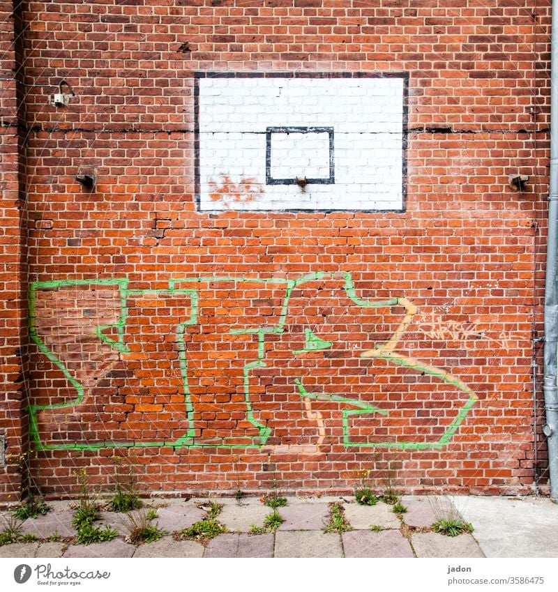 geisterspiel. Wand Basketball rot Korb Ballsport weiß Basketballkorb Menschenleer Farbfoto Sport Spielen Freizeit & Hobby Graffiti ziegelstein Rahmen Vierecke