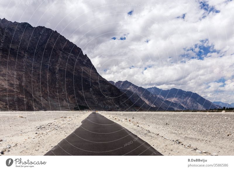 Geteerte Strasse durch das Nubra-Tal im Himalaya auf 3000m Höhe. Was für eine Landschaft im Norden von Indien, rechts und links nur 6000… Ladakh