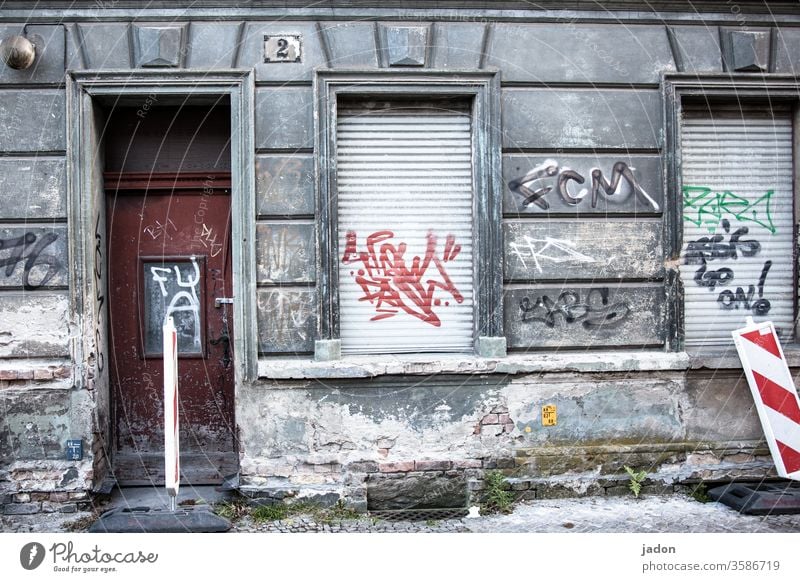 kunsthaus. alt Haus Architektur Fenster Gebäude Fassade Außenaufnahme Bauwerk Mauer Jalousien Warnbake Graffiti Tür Hausnummer 2 Putz Lampe Stein