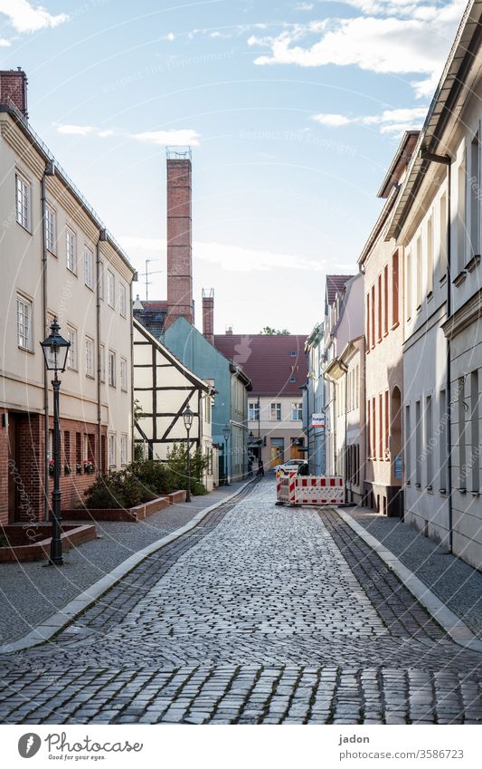 empty streets (24). Straße Schornstein Straßenpflaster Laterne Fachwerk Licht Lampe Straßenbeleuchtung Stadt Außenaufnahme Menschenleer Beleuchtung Dämmerung