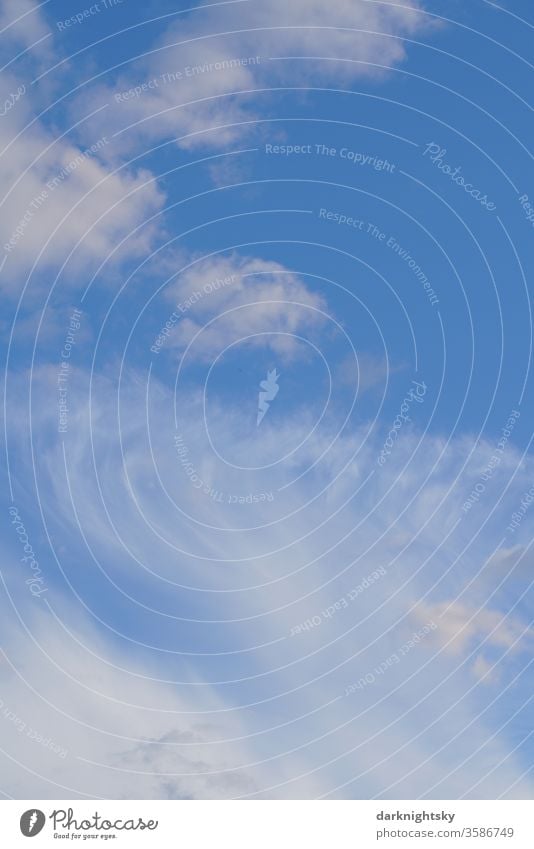 Zirren und Cumulus Wolken bei blauem Himmel Natur Schönes Wetter Tag BLAUE WEIßE gutes schönes Atmosphäre nur Himmel Luft Menschenleer Umwelt Meteorologie