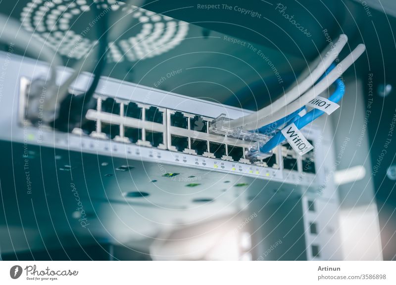 Ethernet-Kabel und Netzwerk-Switch im Rechenzentrum. Wifi-Stecker des Internet-Routers für Computer. Netzwerk-Hub. Checkpointausrüstung für Datensicherheit. Drahtloses Kommunikationsnetzwerk. IOT-Netzwerk.