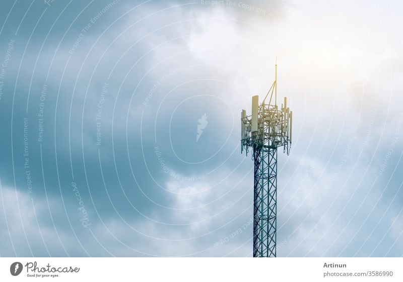 Fernmeldeturm mit bewölktem Himmel im Hintergrund. Antenne auf blauem Himmel. Radio- und Satellitenmast. Kommunikationstechnik. Telekommunikationsindustrie. Mobilfunk- oder Telekommunikationsnetz 5g. Technik