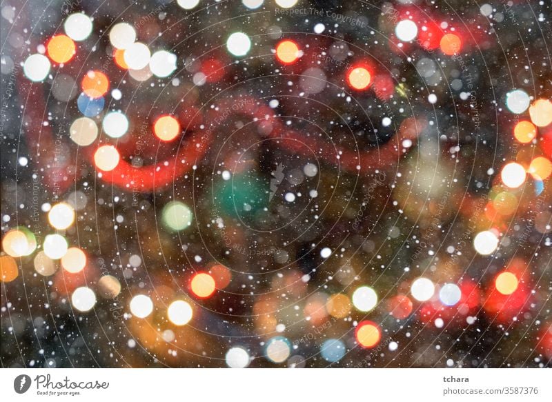 Abstrakte Bokeh-Weihnachtsbaumbeleuchtung mit weicher Farbe dunkler Hintergrund altehrwürdig glänzend rot feiern Staubwischen neu Jahr verschwommen Überzug