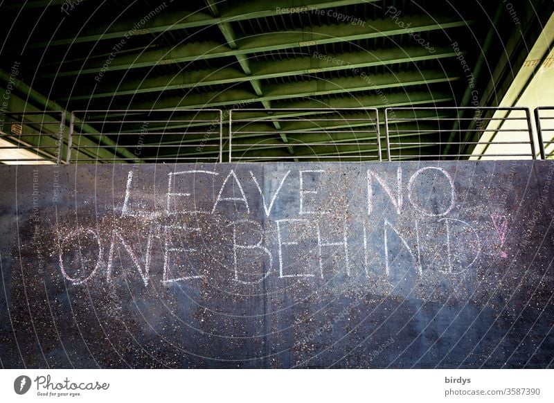 leave no one behind - lass niemanden zurück, Aufruf, die notleidenden Flüchtlinge an den Eu-Außengrenzen nicht im Stich zu lassen. Aufforderung zur Mitmenschlichkeit