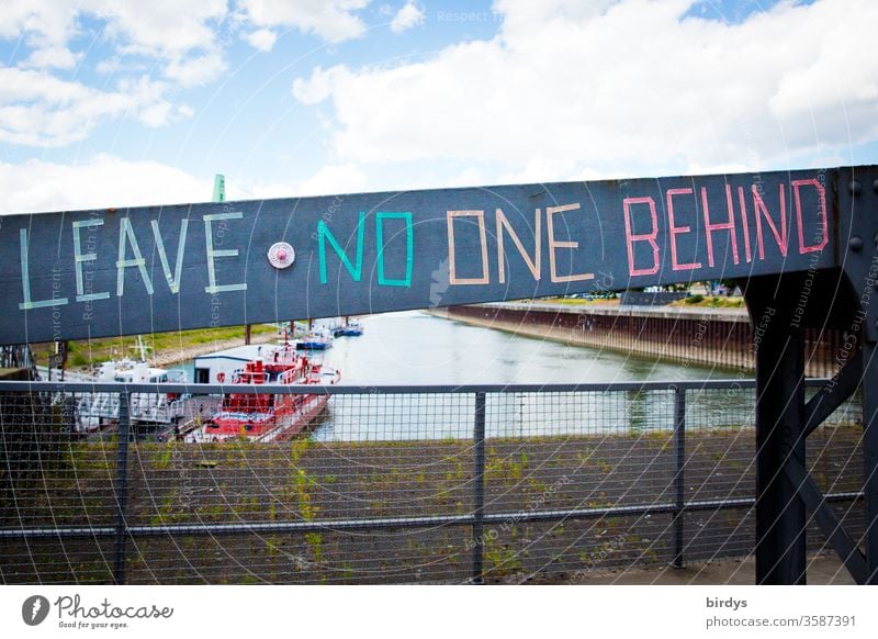 leave no one behind - lass niemanden zurück, Aufruf, die notleidenden Flüchtlinge an den Eu-Außengrenzen nicht im Stich zu lassen. Aufforderung zur Mitmenschlichkeit