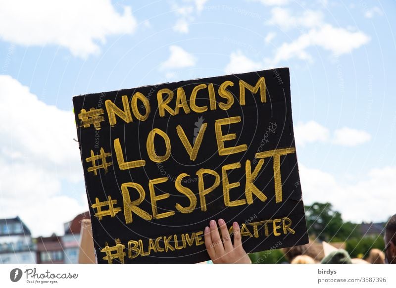 blacklivesmatter. Demonstration in Köln gegen Rassismus und Polizeigewalt. Auslöser war der durch Polizeigewalt zu Tode gekommenen Schwarzen George Floyd Schild