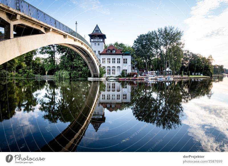 Insel der Jugend mit Brücke Textfreiraum rechts authentisch Fluss Berlin Textfreiraum oben Urlaubsverkehr Textfreiraum Mitte Urlaubsstimmung Lebensfreude Licht