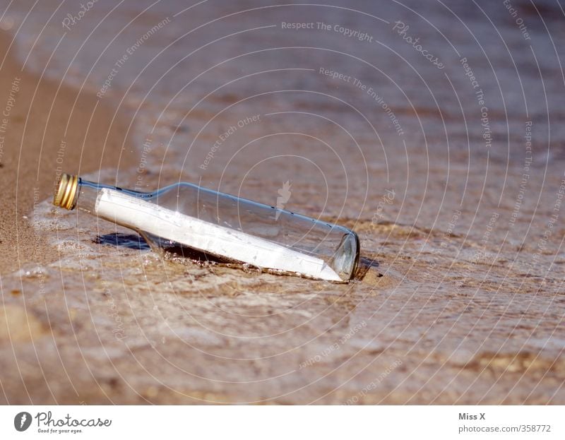 Du hast Post Flasche Strand Meer Wellen Wasser Küste Insel Glas Kommunizieren Schwimmen & Baden alt Zusammensein Flaschenpost Angespült Strandgut Schatz