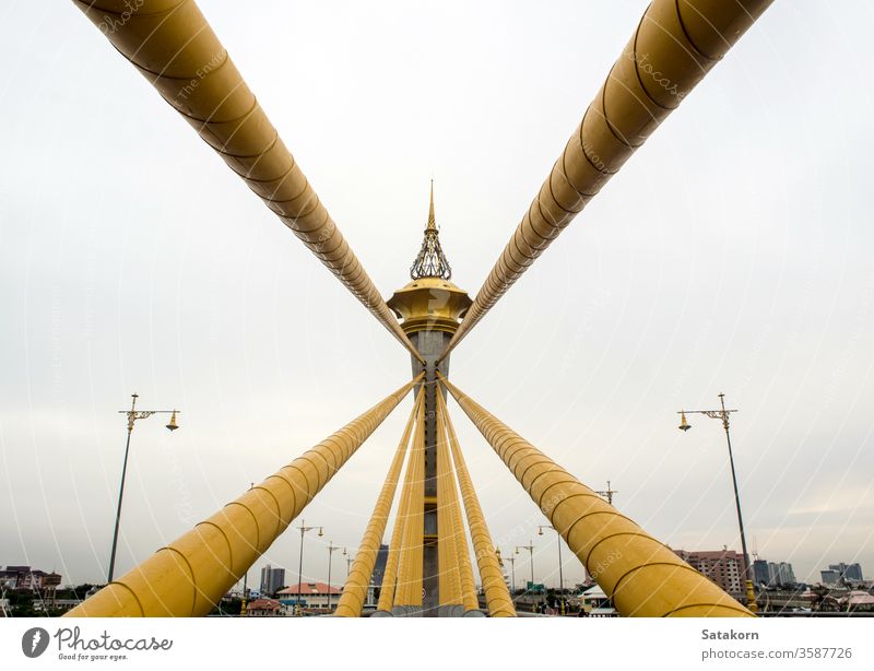 Wunderschön verzierte Struktur an der Spitze des Brückenturms Fluss Architektur dekorieren Ständer gold Top Ansicht Gebäude Thailand Suspension Design modern