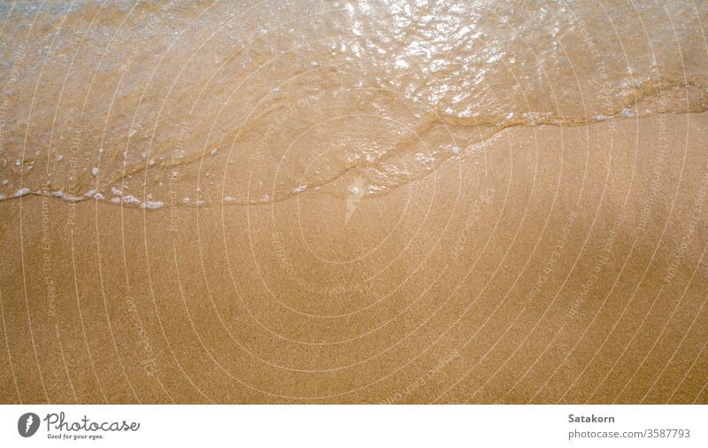 Weiße Blase der Meereswelle am Strand Sand fein MEER ebb Sonne Natur blau Gezeiten winken Schaumblase platschen Bewegung übersichtlich tropisch