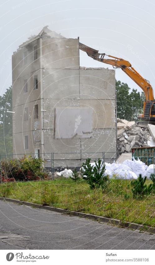 Abriß eines Plattenbaus Plattenbauweise Abriss Abrisshaus Absturz dreckig staubig gefährlich Betonplatte abrißbagger Abgesichert Stadtentwicklung