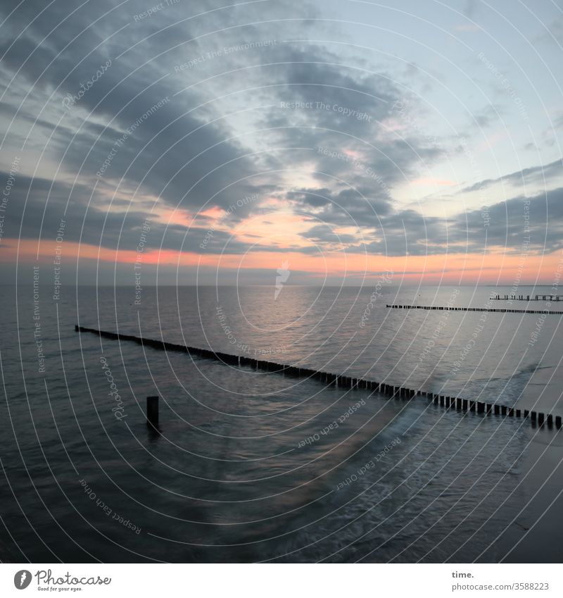 blaue Stunde Ostsee, 1 urlaub ostsee erholung gemeinsam zusammen schutz buhnen meer wasser brandungsschutz sonnenuntergang himmel horizont küste wellen wolken