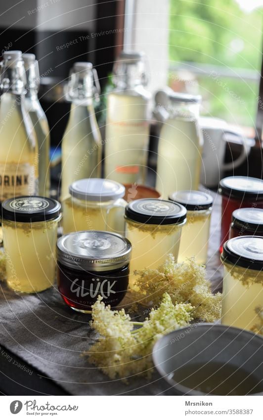 Marmeladentag Marmeladenglas Ernährung Holunderblüte Holundersaft holundersirup Innenaufnahme Flasche Holunderblütensirup Glück Küche Frühling kochen & garen