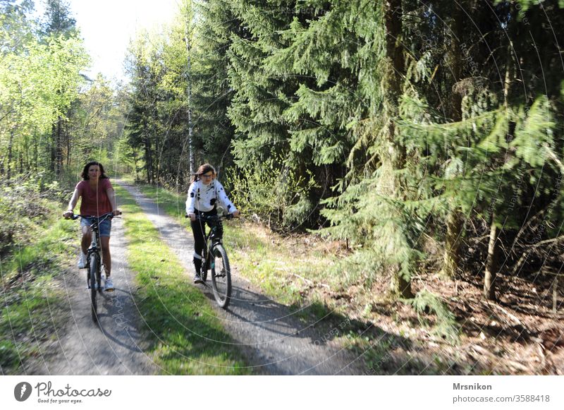 Radtour Familie Frau Mädchen Junge Frau teenager Porträt fahren jung Ausflug Jugendliche Wald Tannen Zusammensein gemeinsam Familie & Verwandtschaft