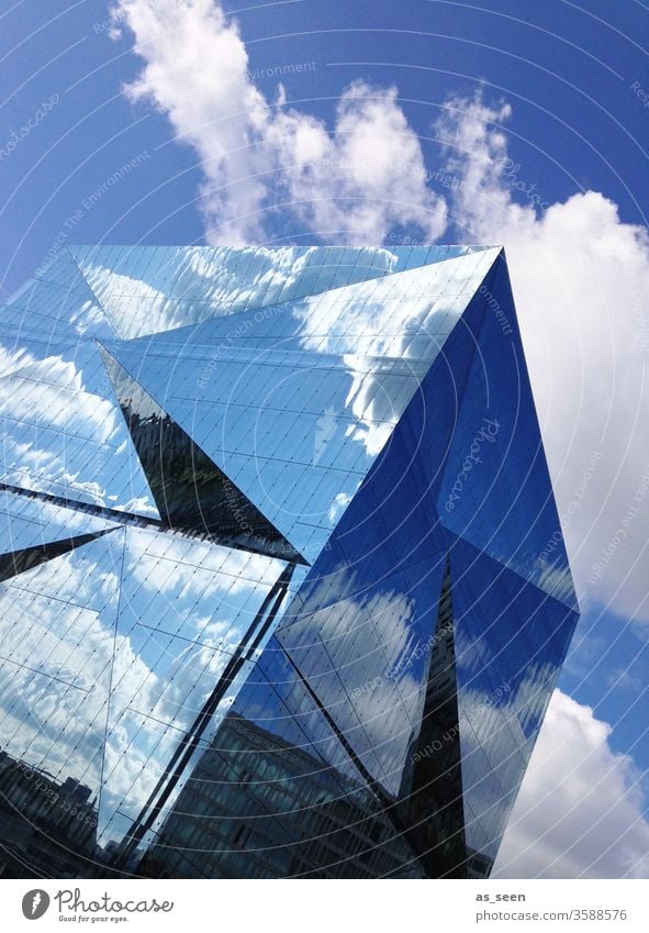 Cube Berlin Sehenswürdigkeit Spiegelung Architektur Bahnhof modern Glas Fassade Gebäude Himmel blau Wolken Haus Reflexion & Spiegelung Hochhaus Stadt