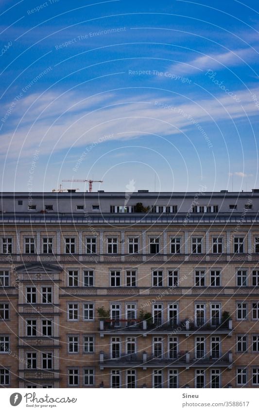 Himmel über Berlin Fassade Häuserfront Mehrfamilienhaus Mietshäuser Balkone Dachterrasse Baukran Blauer Himmel Wolken Cirruswolke Sommer warm gutes Wetter