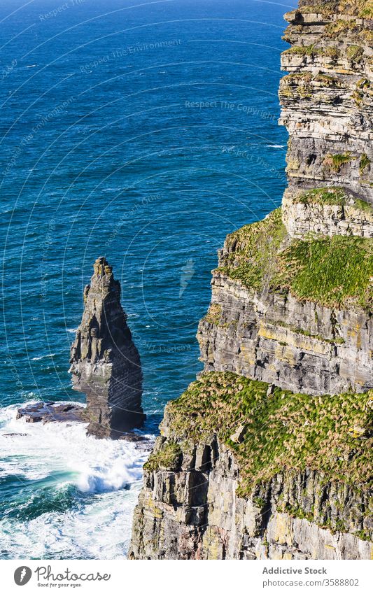 Felsklippe über schäumenden Wellen des Ozeans Riese Klippe Meer abgelegen wild Landschaft malerisch riesig gigantisch Seeküste Republik Irland Himmel (Jenseits)