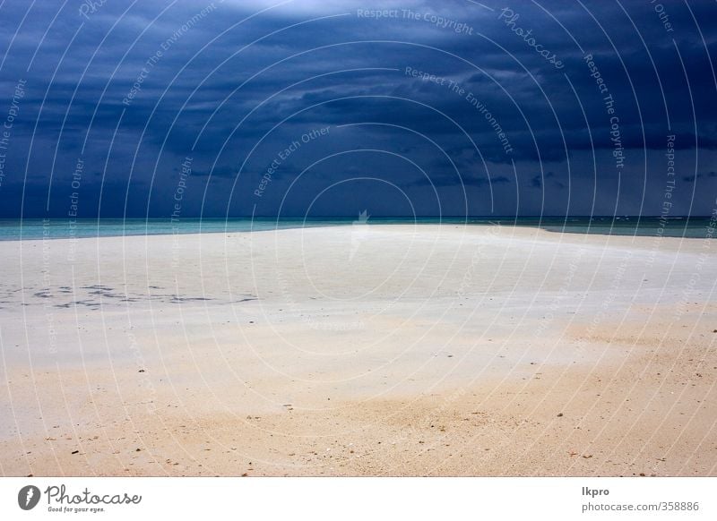 neugierige iranja madagaskar ,der strand und die insel Strand Meer Insel Sand Himmel Wolken Küste blau braun grün schwarz weiß Farbe nuvole verde colori oceano