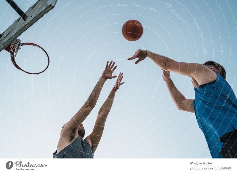 Junge Basketballspieler im Einzelspiel. Spiel Jugend Sport Ball Gericht männlich Korb jung Team Zusammensein aktiv spielen Aktion Spielplatz Übung Männer