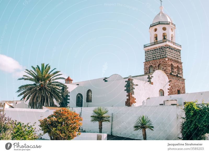 Iglesia de Nuestra Señora de Guadalupe, Teguise, Lanzarote, Spanien Kanarische Inseln Kanaren spanische Inseln Altstadt Kirche Kirchturmspitze getüncht