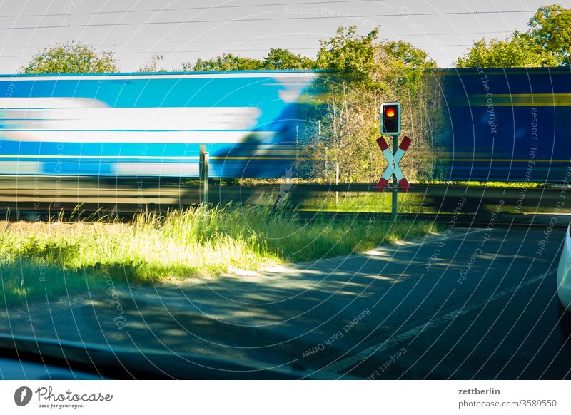 Güterzug am Bahnübergang bahn bahnübergang durchfahrt eisenbahn güterzug logistik lok lokomotive schnell schnelligkeit transport versorgung waggon eile hektik