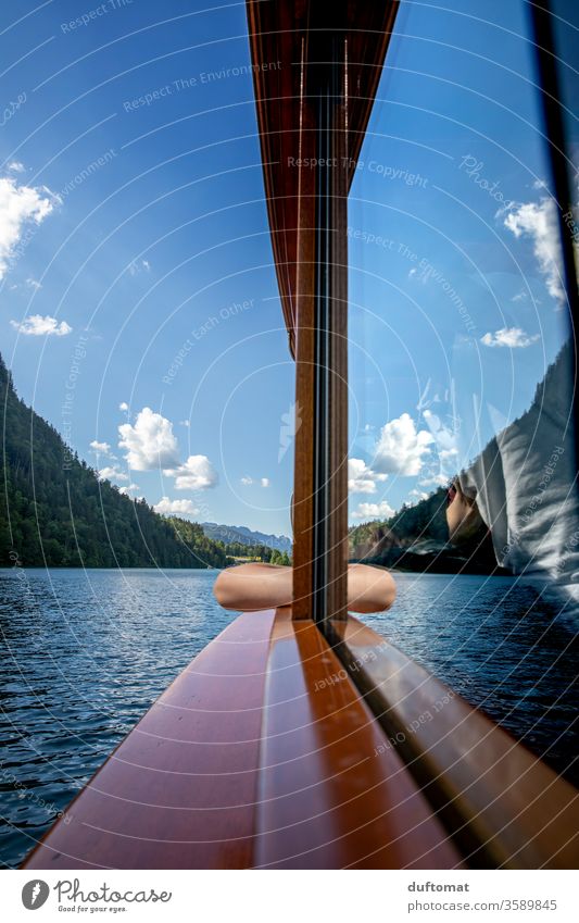 Überfahrt über den Königsee, Spiegelung im Schiffsfenster Schönau Berchtesgadener Alpen Berchtesgadener Land Berge Königseeschiffahrt Schifffahrt Tourismus blau